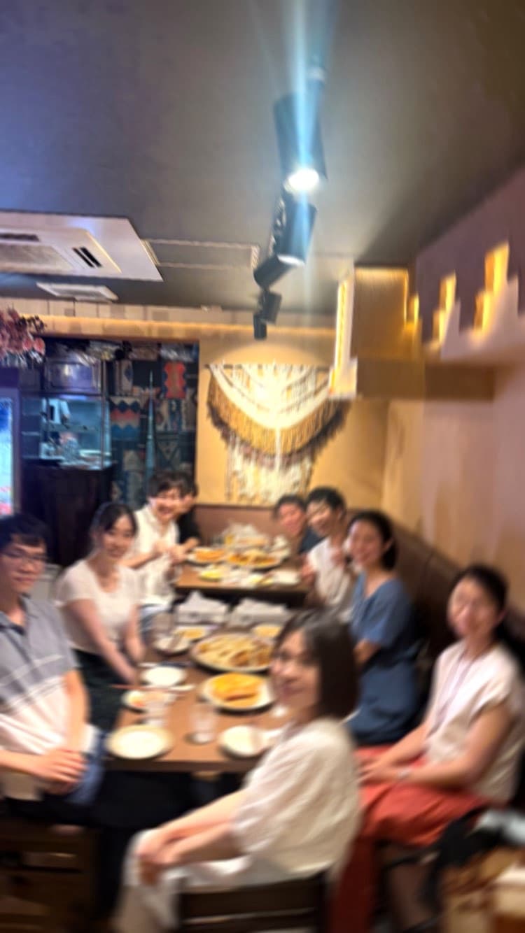 ウイグル料理会でテーブルを囲む参加者たち|旅人の交差点